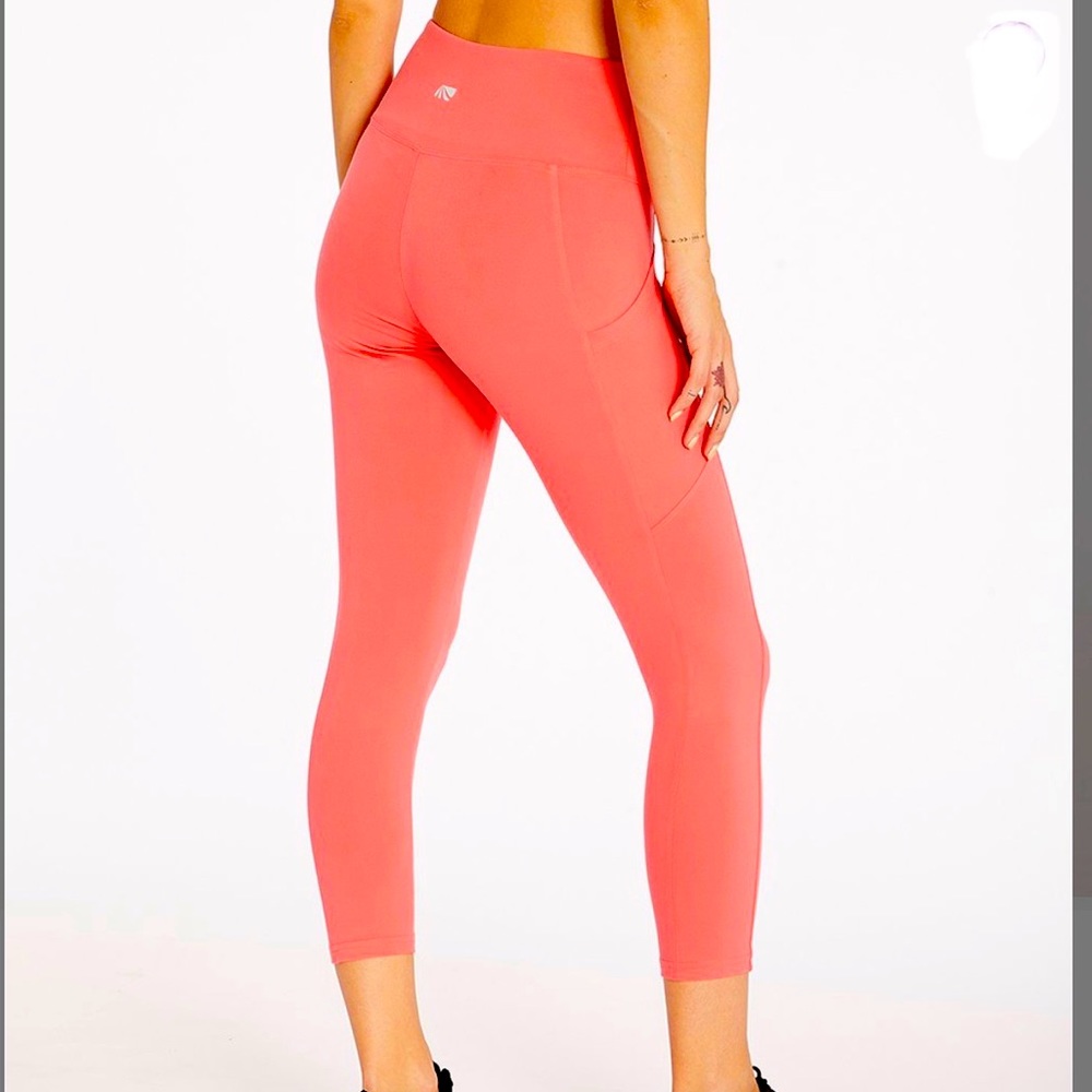 ❌ SOLD Marika Mid Calf Leggings Sz L❌